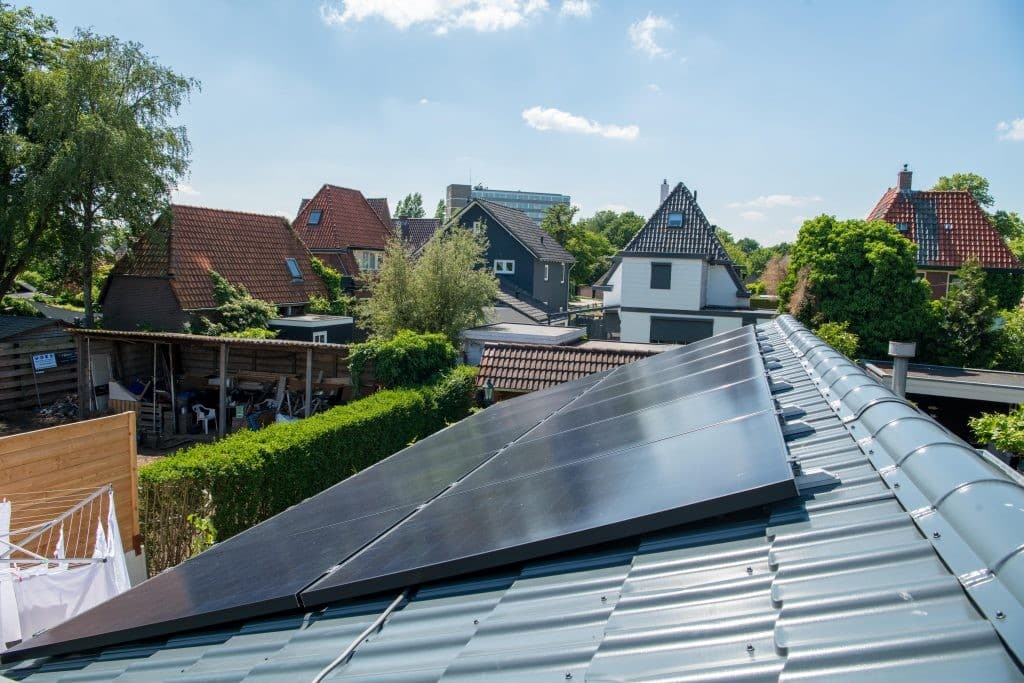 Schuin dak montage met 12 zonnepanelen uitgelichte afbeelding